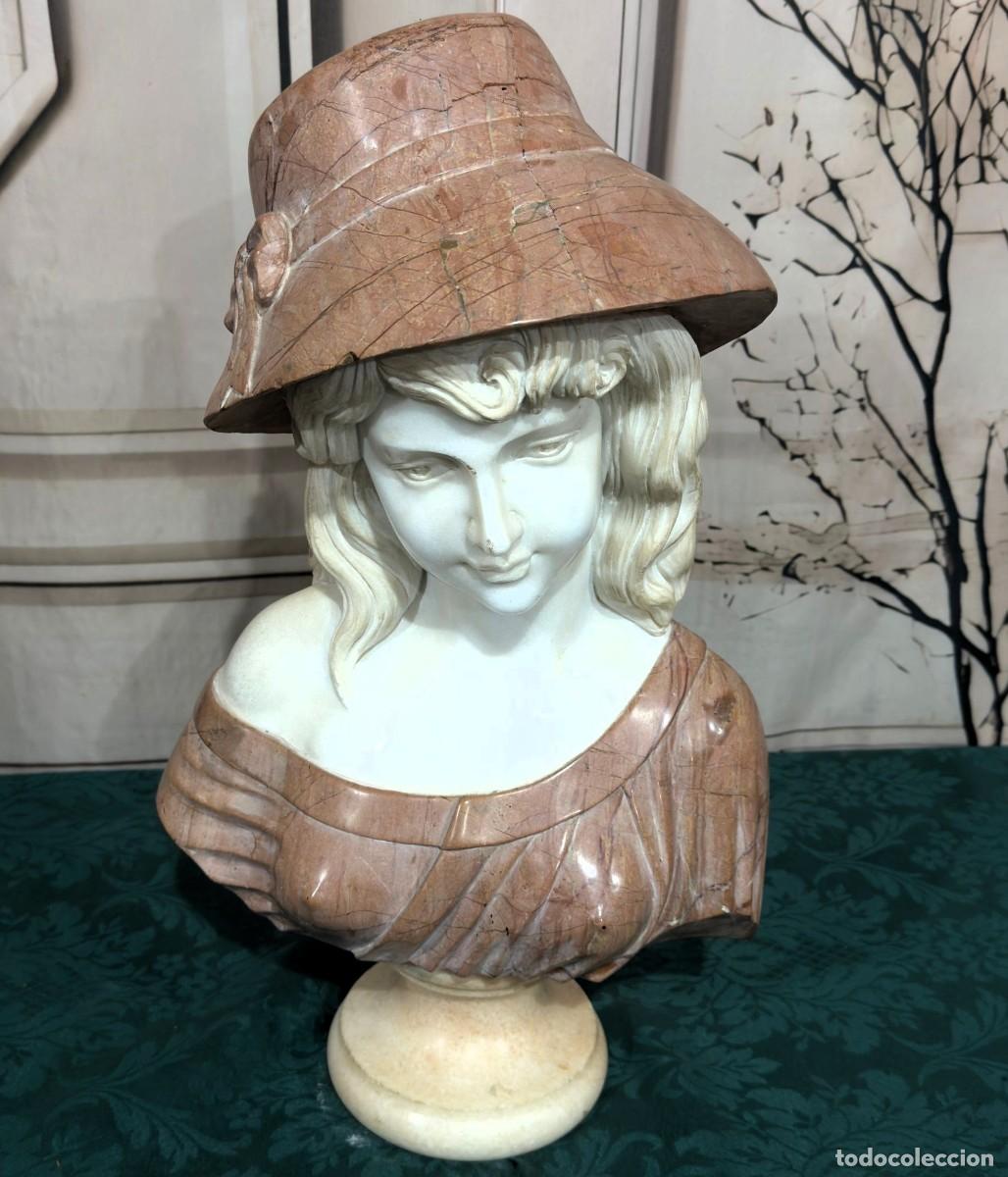 Arte: Escultura de busto de m&aacute;rmol de Mujer encantadora con sombrero