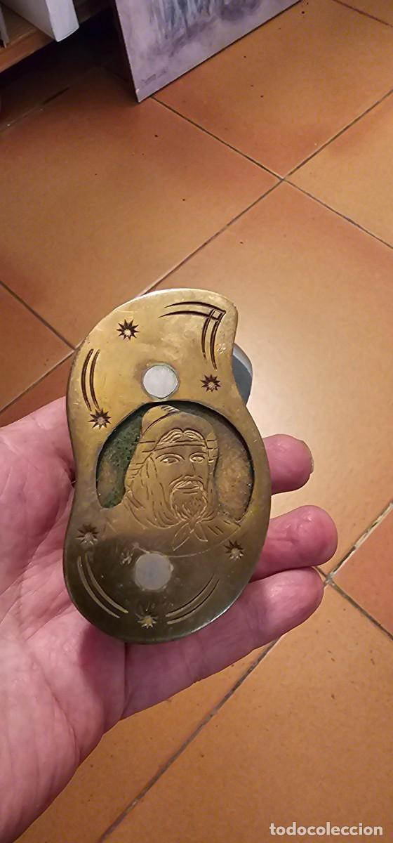 Arte: Figura taba Argentina sobre metal