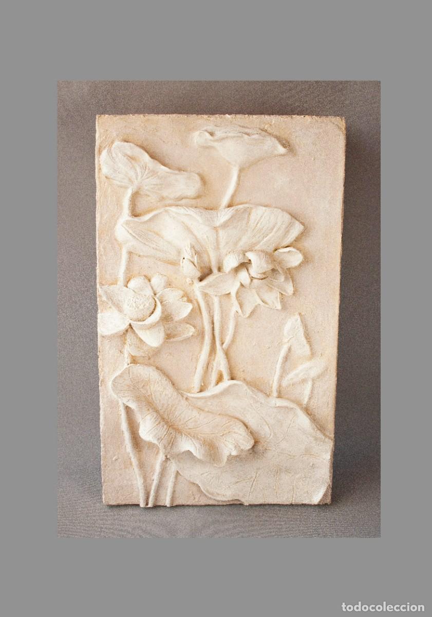 Kunst: Relieve con flores. Bajorrelieve. Decoraci&oacute;n de pared.
