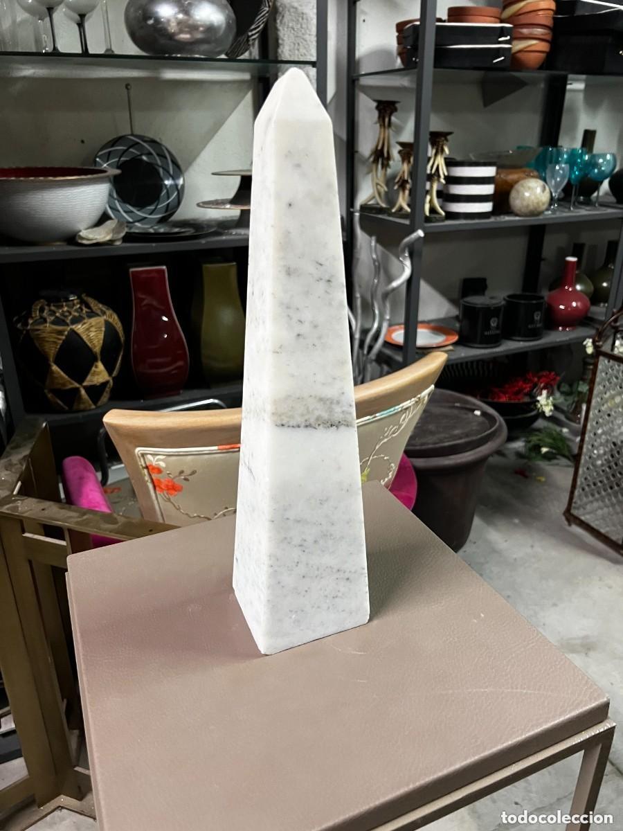 Arte: Obelisco decorativo en m&aacute;rmol blanco &mdash; talla s&oacute;lida &mdash; estilo cl&aacute;sico