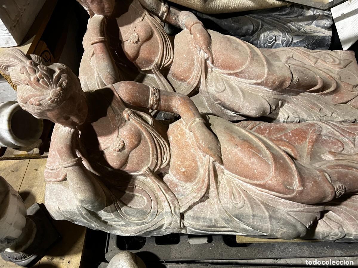 Arte: Pareja de esculturas orientales reclinadas en m&aacute;rmol rosado &mdash; talladas a mano &mdash;elegancia y serenidad