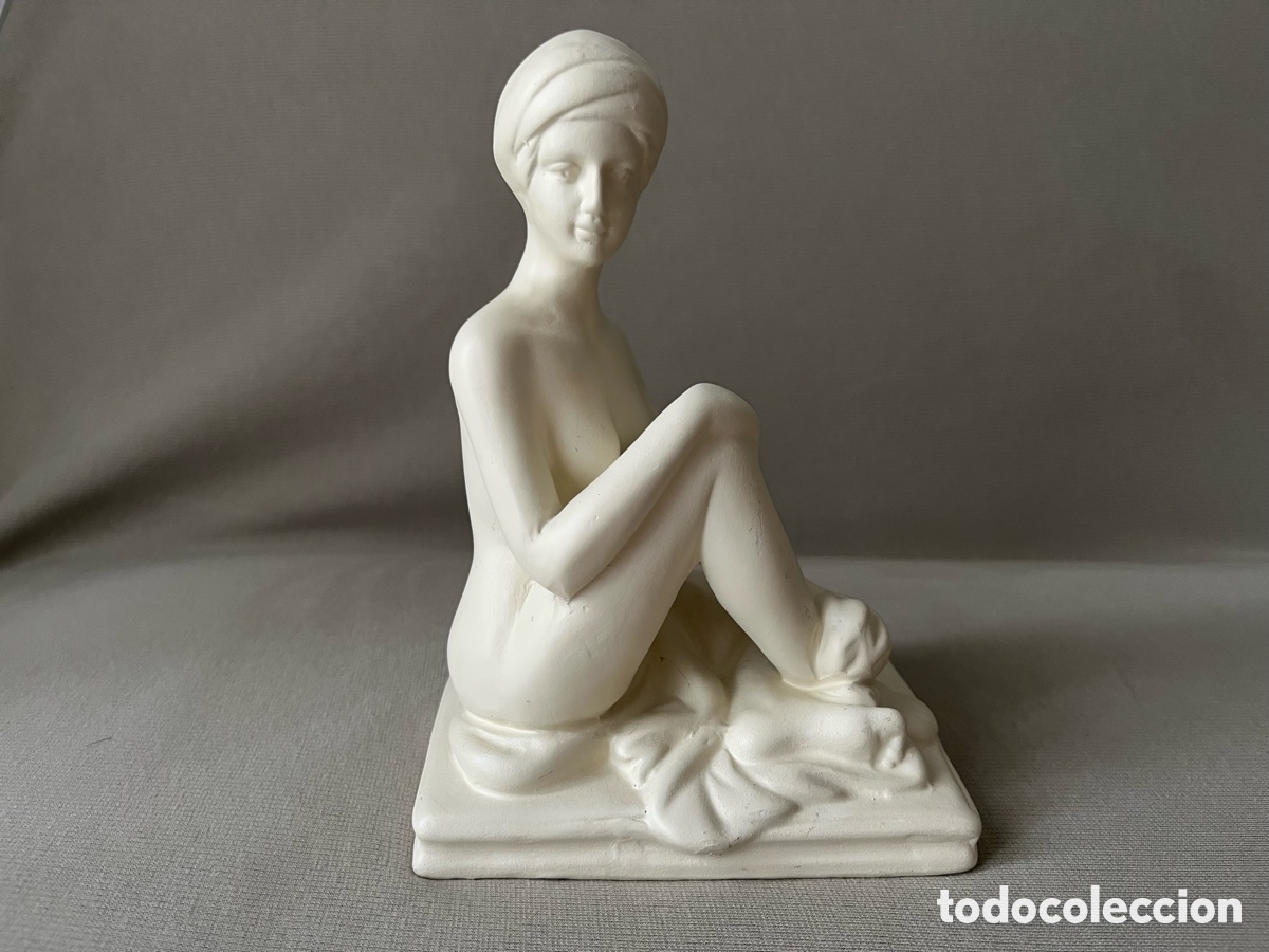 Arte: Escultura de yeso Art D&eacute;co de mujer sentada con turbante de toalla