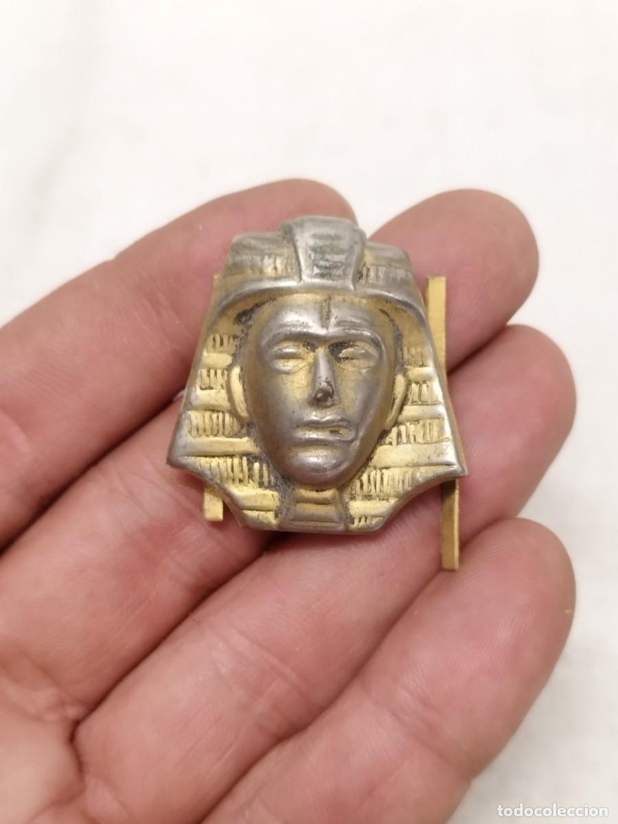Arte: Antiguo adorno, ornamento de una cabeza de fara&oacute;n egipcio Tutankam&oacute;n. En metal dorado a identificar.