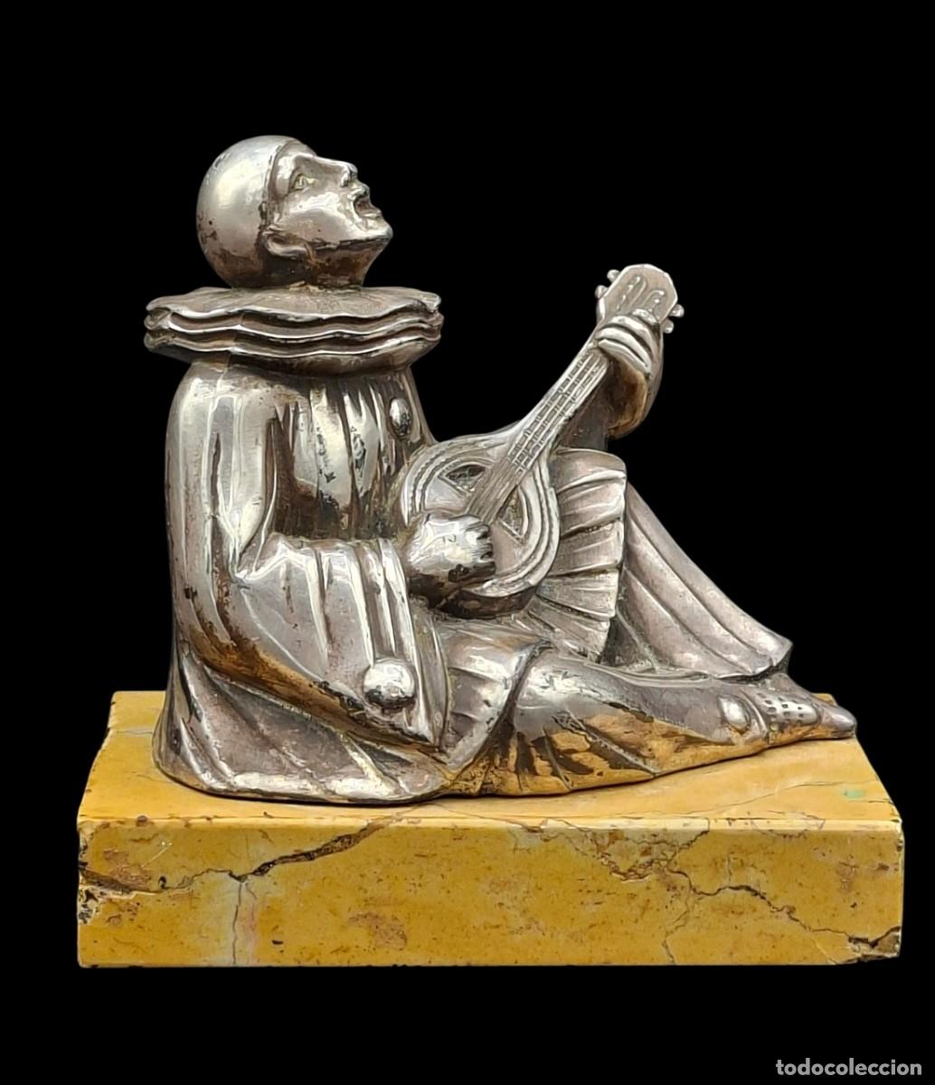 Arte: FIGURA DE ARLEQUIN O PIERROT ESTILO ARTDECO SOBRE PEANA DE MARMOL