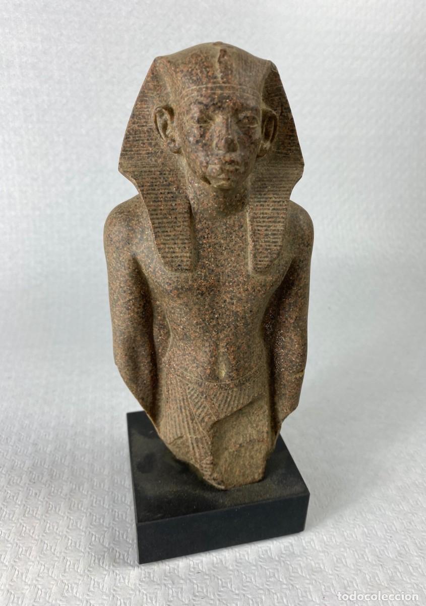 Arte: Reproducci&oacute;n art&iacute;stica de una estatua fragmentaria del fara&oacute;n Sesostris III Antiguo Egipto 24x11cm