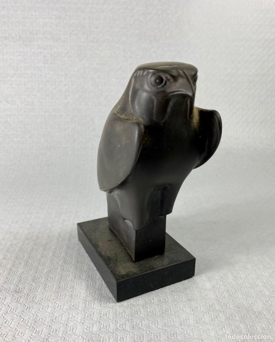 Arte: Reproducci&oacute;n art&iacute;stica del Halc&oacute;n de Horus asociado con la realeza y la protecci&oacute;n Antiguo Egipto 19