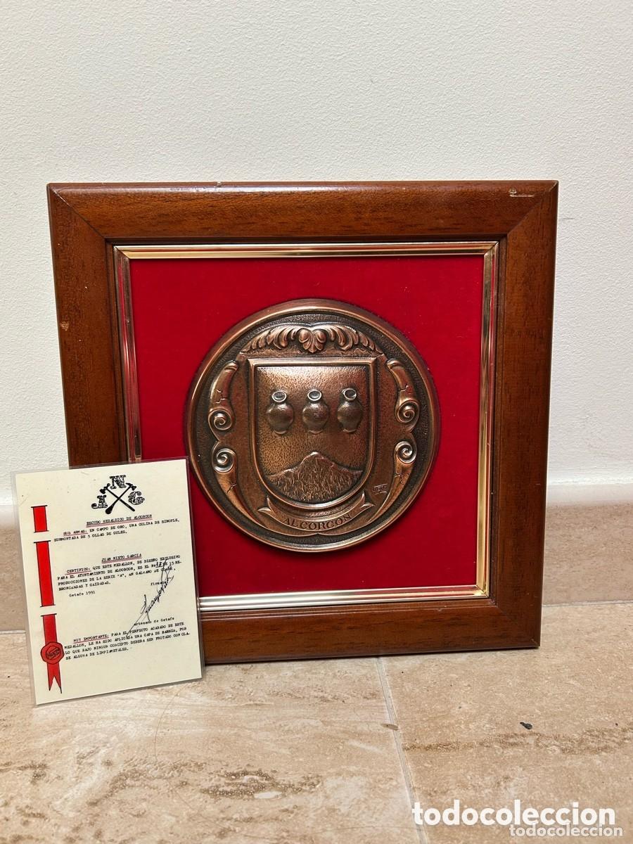 Art: Escudo Her&aacute;ldico de Alcorcon firma Juan Nieto Garcia numerado y con certificado enmarcado cobre