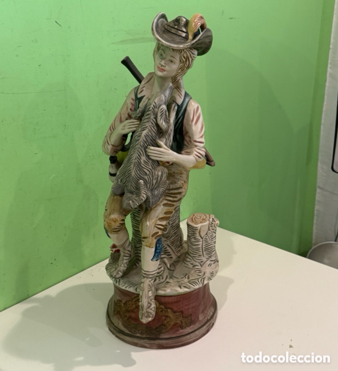 Arte: Gran escultura policromada a&ntilde;os 50 Cazador con perro 60 cm Vintage