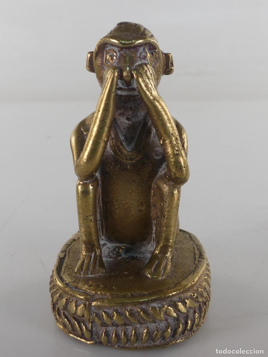 Arte: figura representa al mono &rdquo;Mizaru&rdquo; de los Tres Monos Sabios