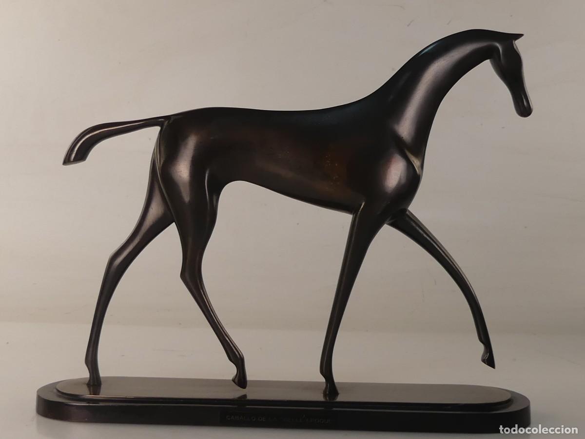 Art: ESCULTURA FIGURA DE CABALLO DE LA BELLE EPOQUE DE METAL SOBRE PEANA DE MADERA