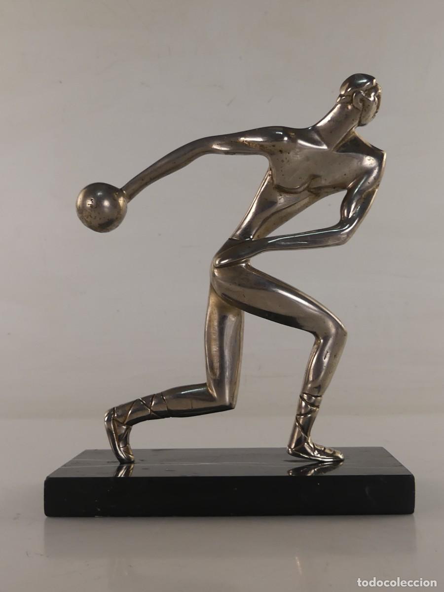 Kunst: FIGURA ESCULTURA TROFEO DE METAL SOBRE PEANA DE PIEDRA
