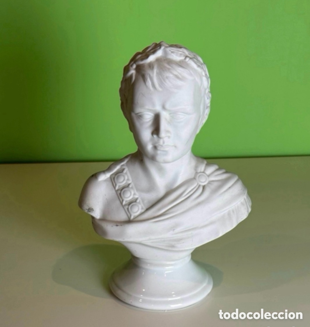 Art: Figura en biscuit y base en porcelana. epresentando busto de romano. Con sello en la base.25 cm alto