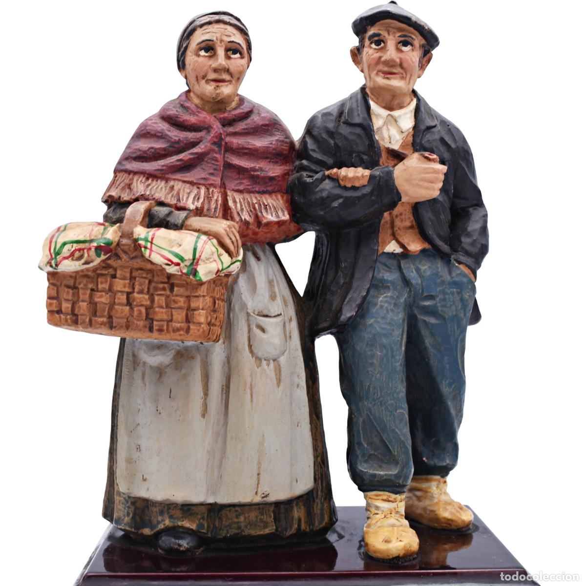 Art: Figura de &ldquo;Abuelos&rdquo; pintada a mano sobre peana