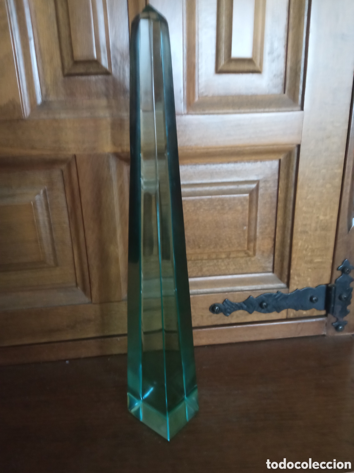 Arte: Obelisco de cristal pulido de 28 cm de altura