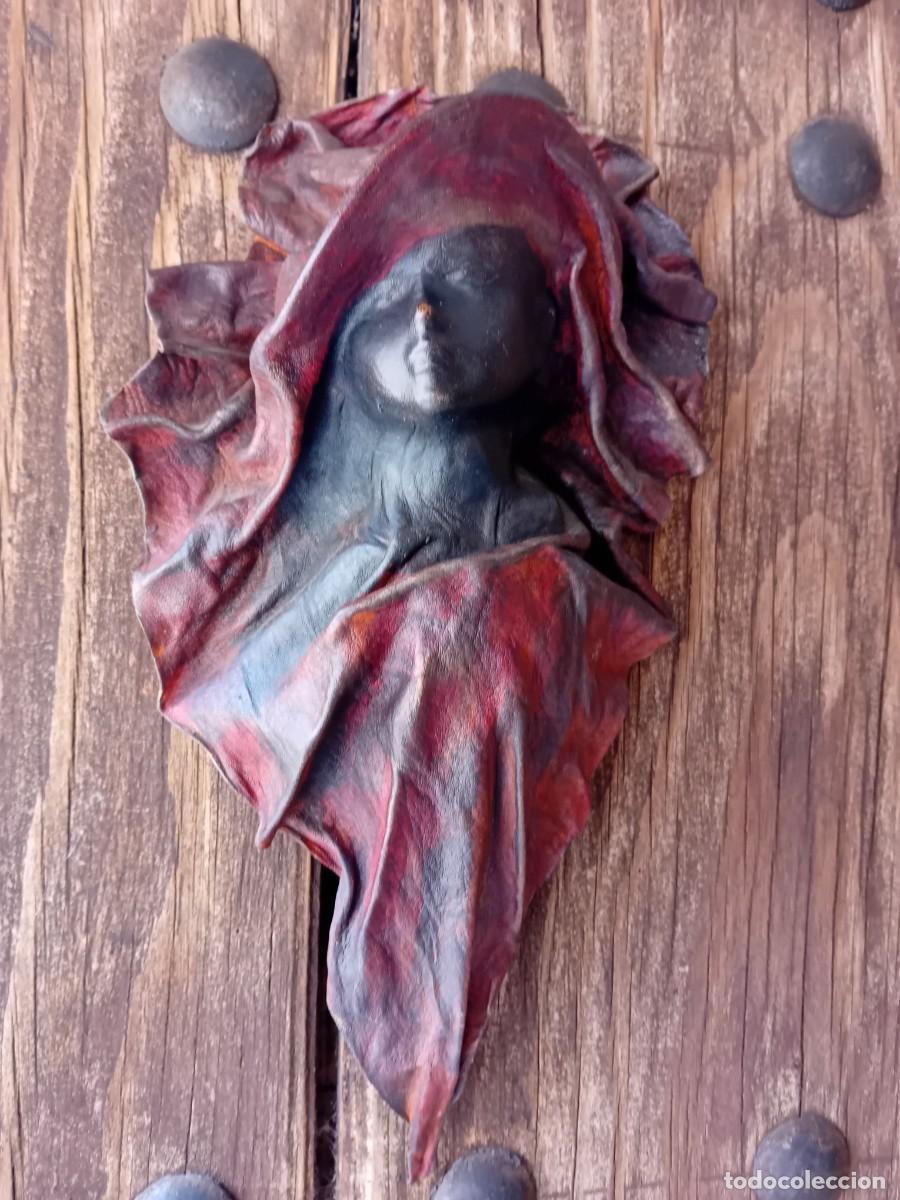 Arte: M&aacute;scara de cuero en relieve de mujer con sombrero