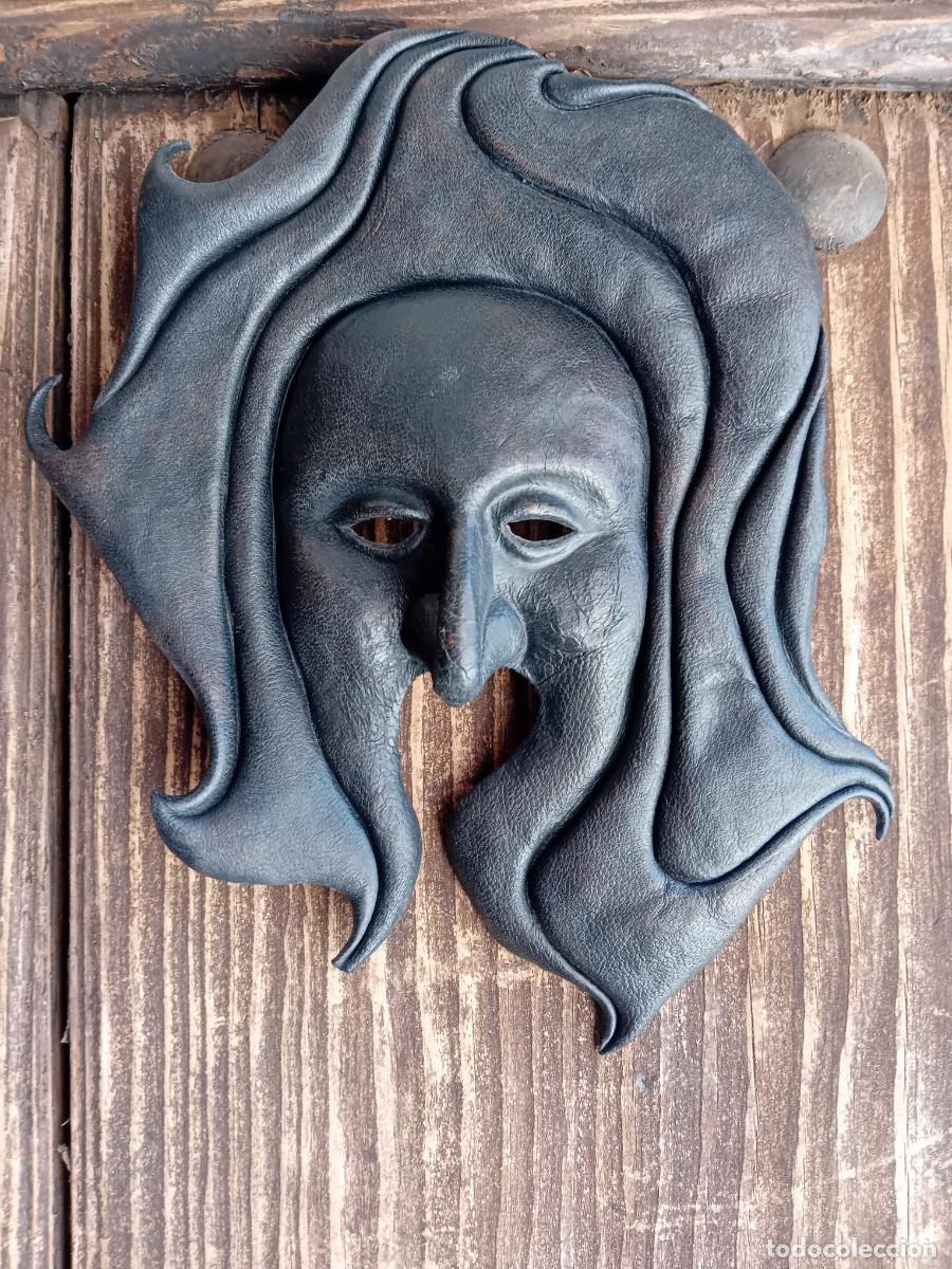 Arte: M&aacute;scara de cuero en relieve siglo XX