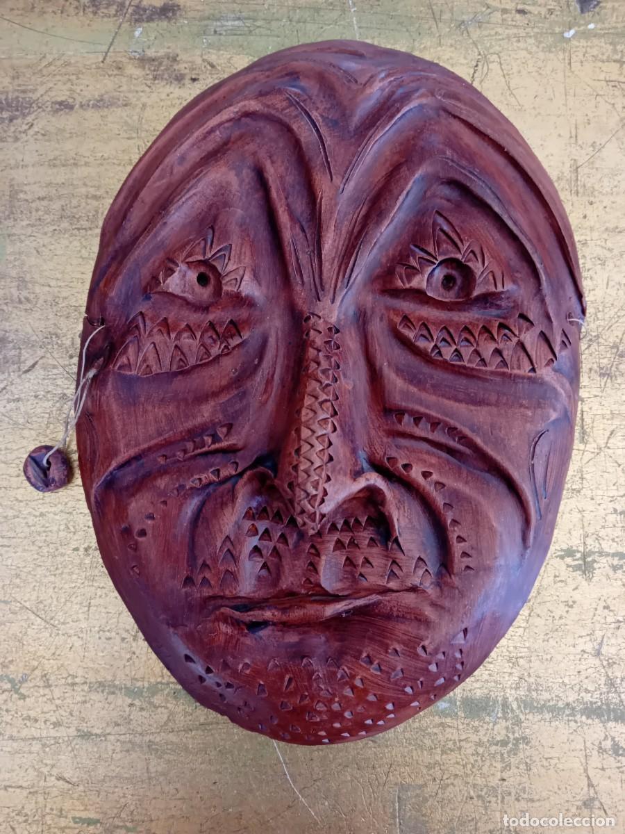 Arte: M&aacute;scara portuguesa de barro cocido en relieve