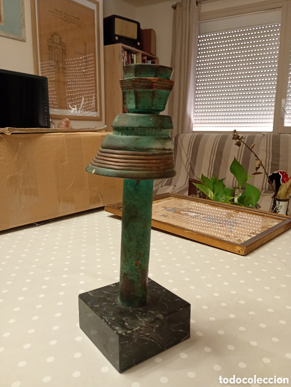 Arte: Torre de control Aeropuerto. Dise&ntilde;o. &iquest;Cobre? Sobre peana de m&aacute;rmol negro.