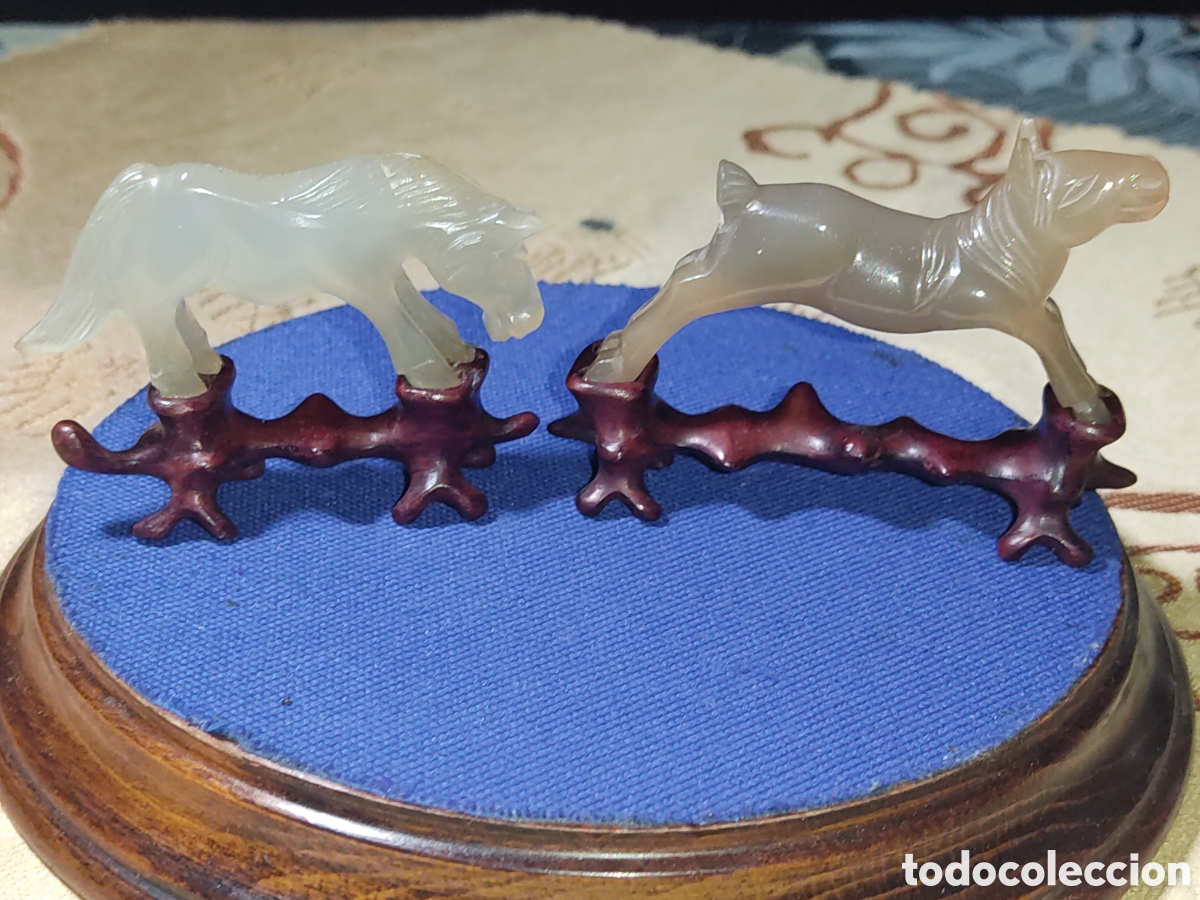 Arte: Antiguo caballo tallado en Jade con peana de madera de ra&iacute;z rosa de palo.