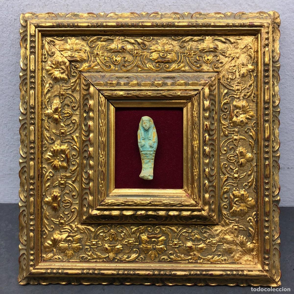 Arte: ESTATUILLA FUNERARIA EGIPCIA - USHEBTI - MONTADA EN MARCO DORADO -5 CM, MARCO: 22,5 X 21,5 CM / 1717