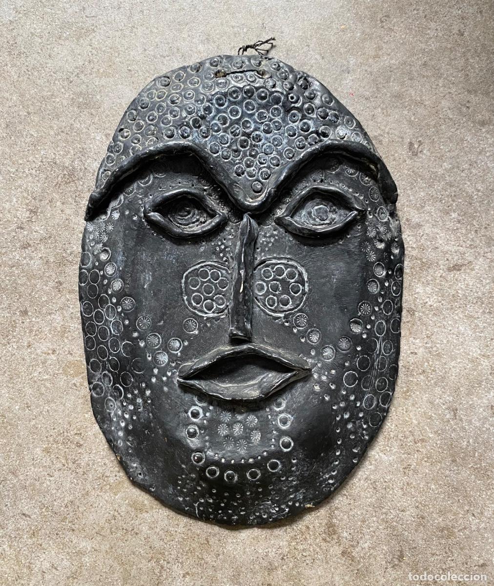 Arte: Rostro, escultura mural en relieve brutalista o primitivista, 1960&rsquo;s, sin firmar.
