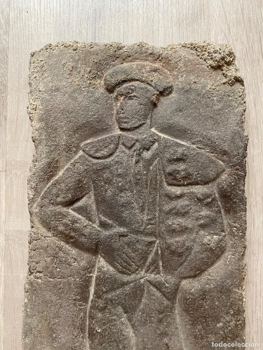 Arte: Antigua escultura taurina, bajorrelieve de un torero, escuela catalana, 1940&rsquo;s, sin firmar. 43x19cm