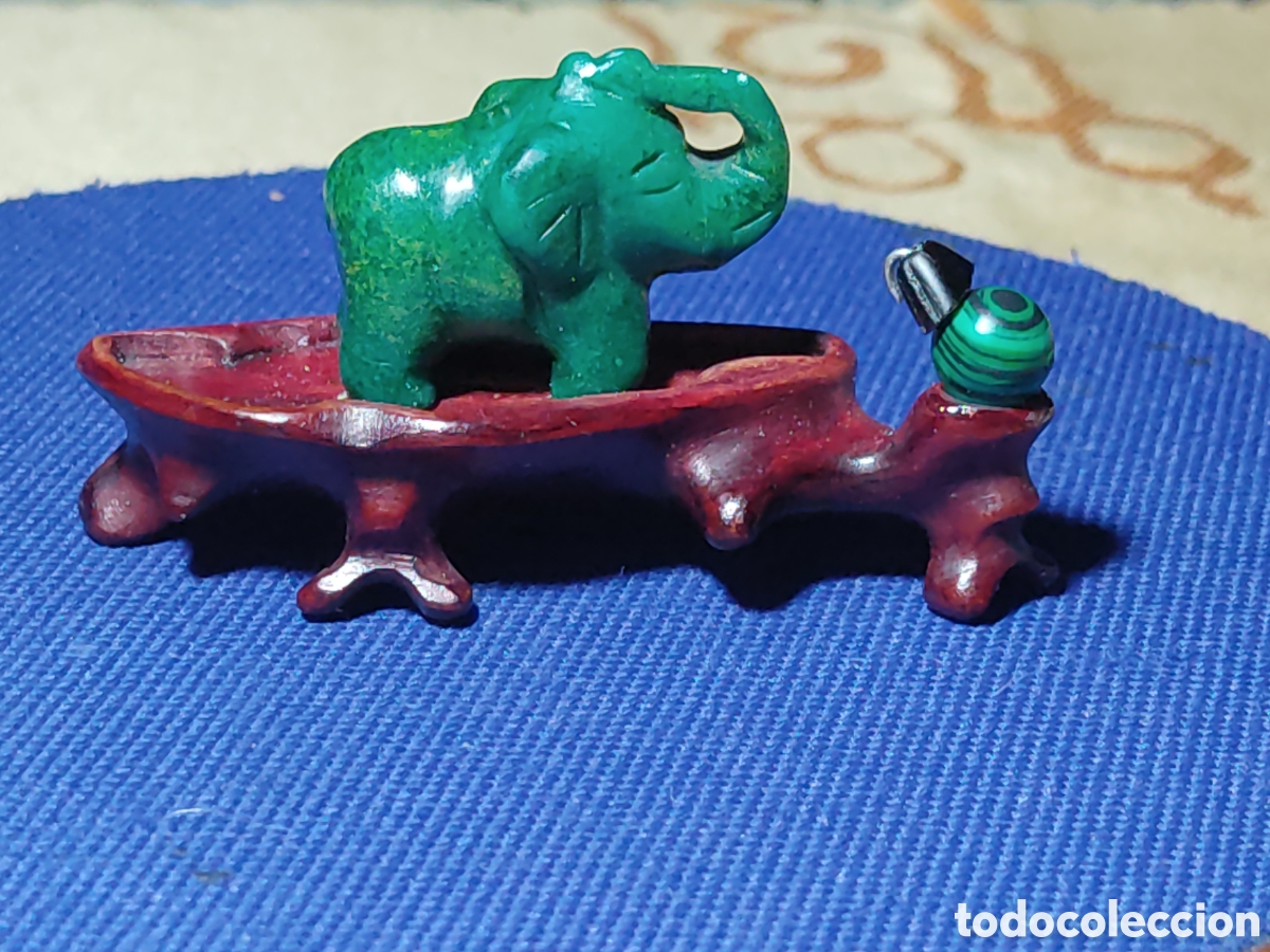 Arte: Peque&ntilde;o elefante tallado en Jade con peana de madera de ra&iacute;z.