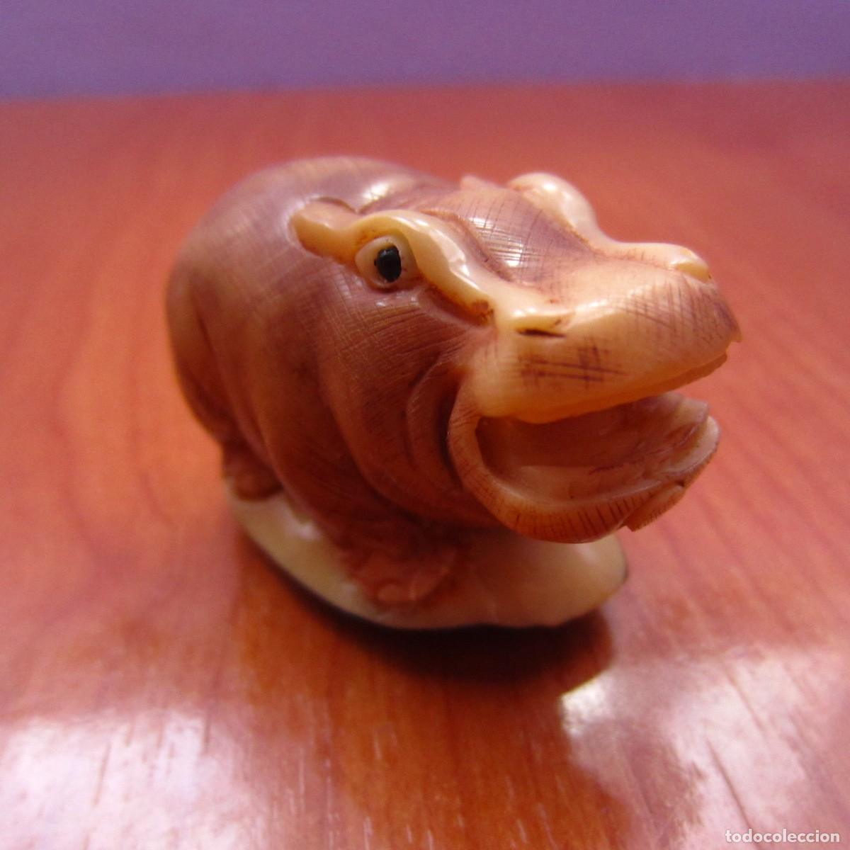 Arte: antiguo netsuke hipop&oacute;tamo tallado en nuez de tagua