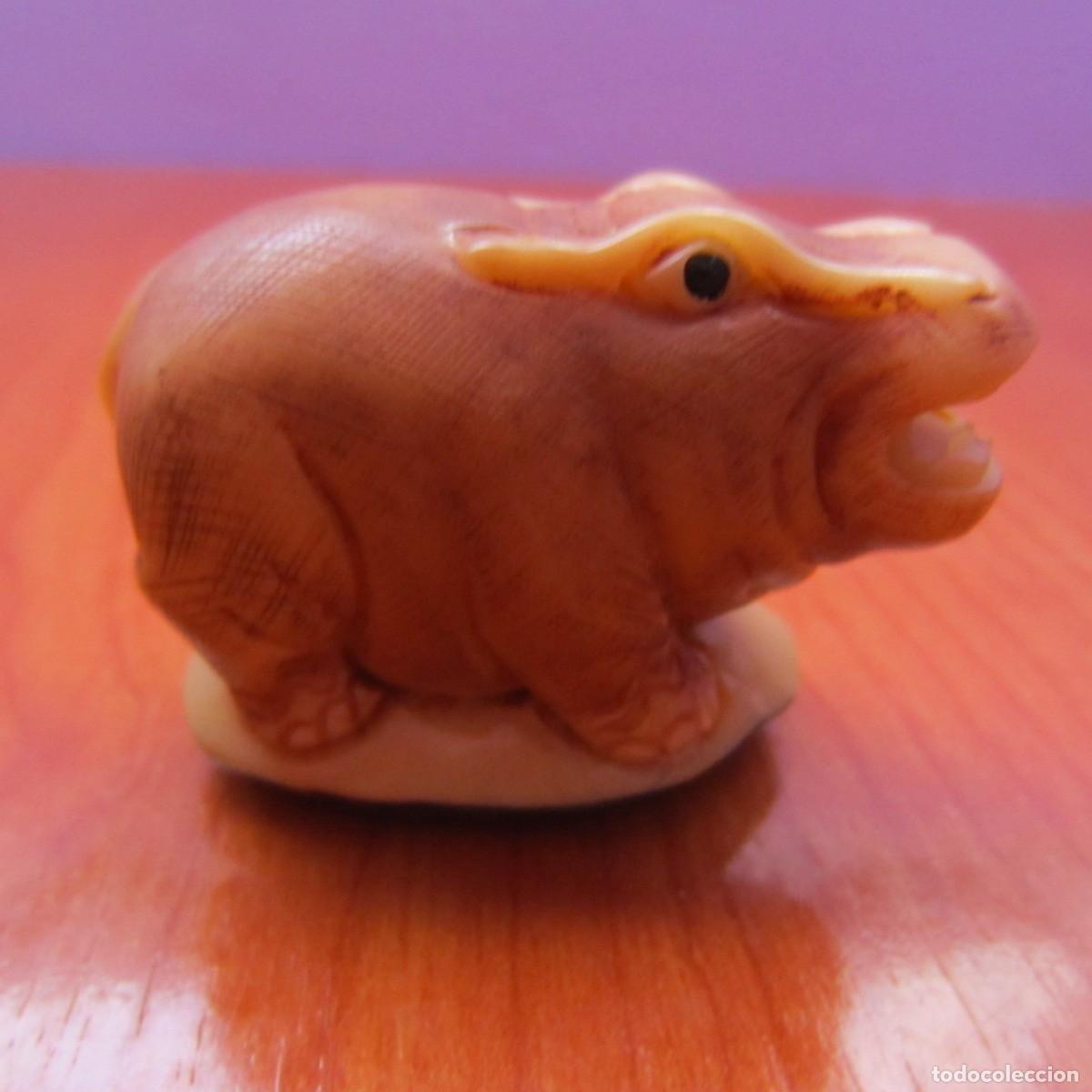 Arte: antiguo netsuke hipop&oacute;tamo tallado en nuez de tagua
