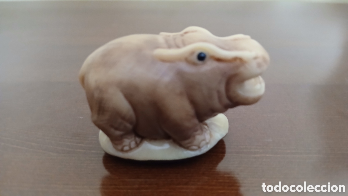 Arte: antiguo netsuke hipop&oacute;tamo tallado en nuez de tagua