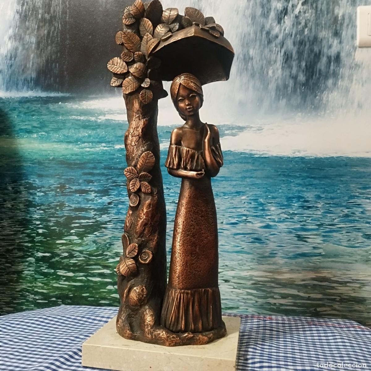 Arte: ESCULTURA MUJER NI&Ntilde;A BAJO COPA DE ARBOL CON SOMBRILLA - 52 CM ALTO - SELLO PATENTE MOD JOSES