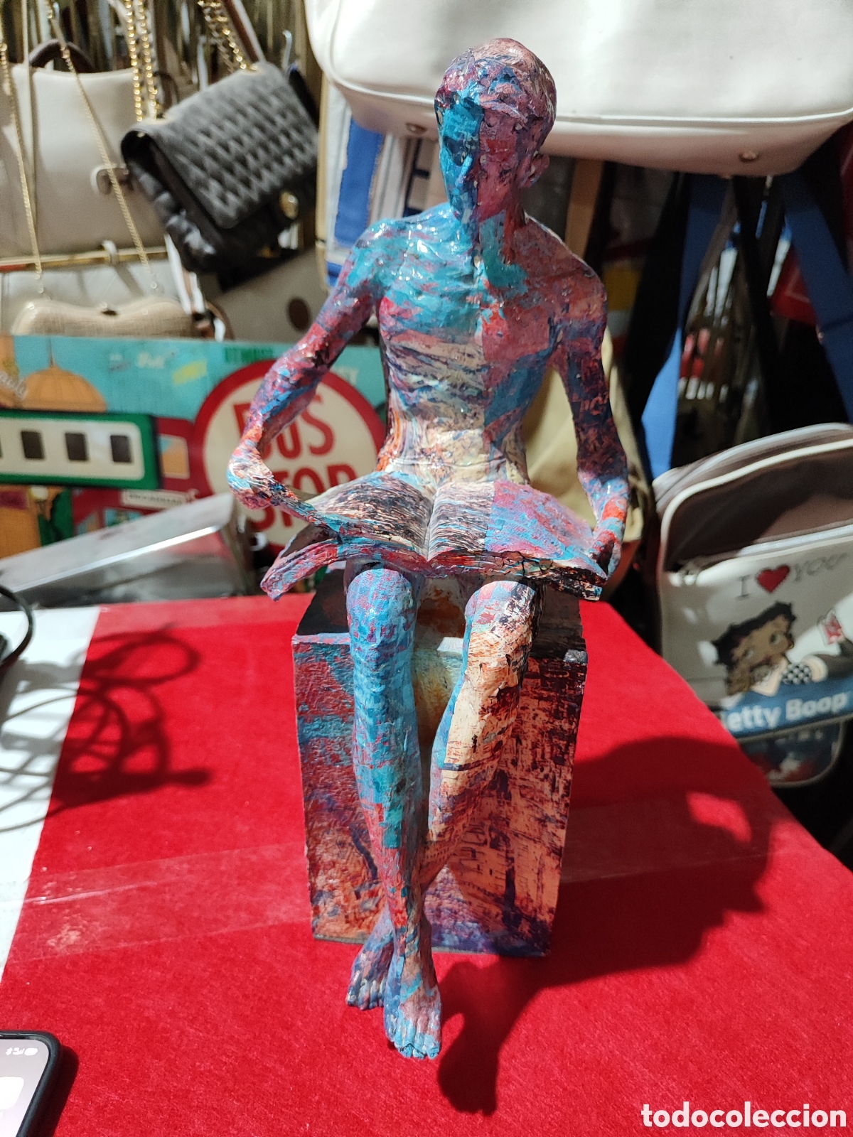 Arte: Original escultura en resina o similar hombre sentado de colores