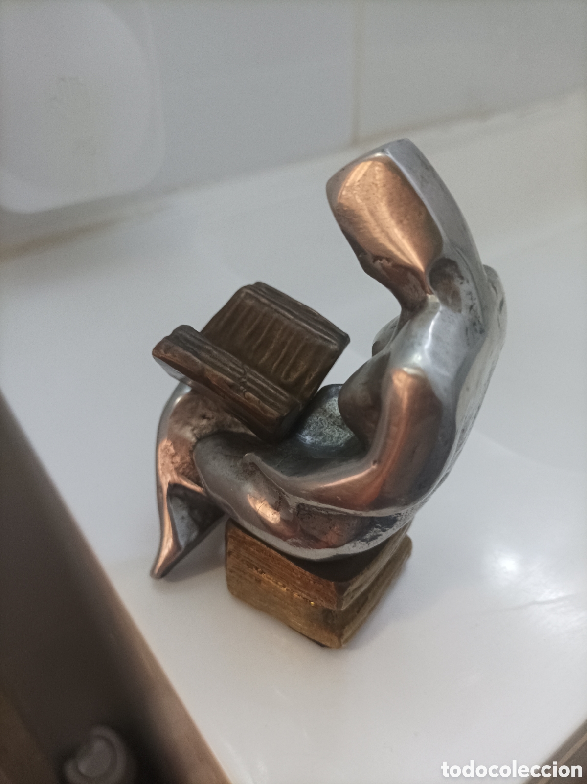 Arte: Figura hombre leyendo un libro - Foto 4