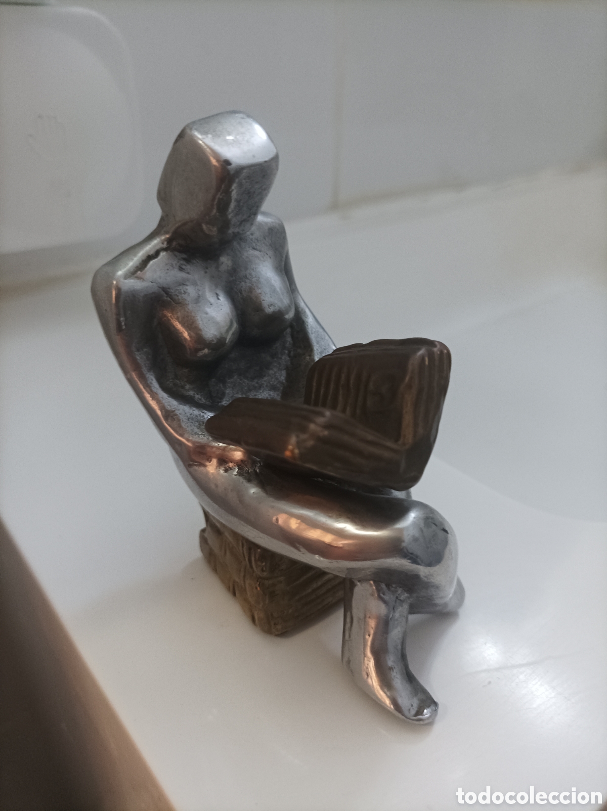 Arte: Figura hombre leyendo un libro