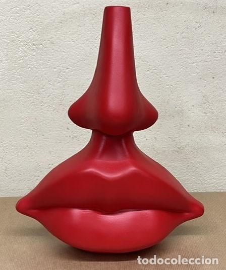 Arte: Figura boca-nariz de color rojo