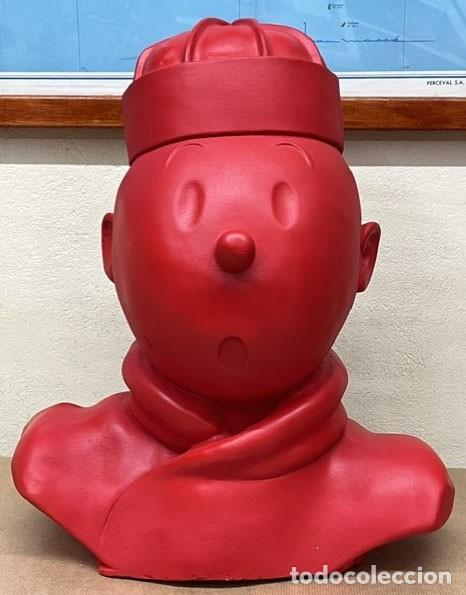 Arte: Gran figura de Tintin color rojo