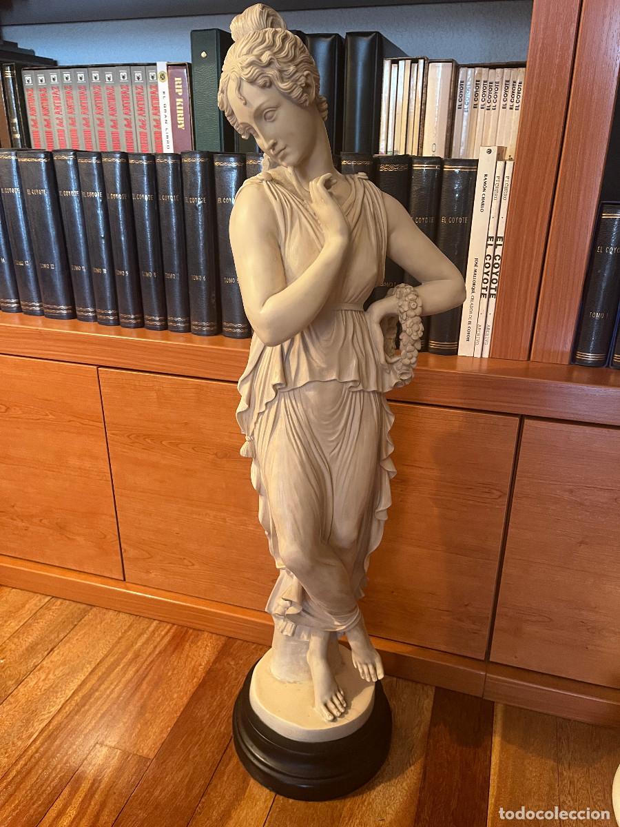 Arte: Figura cl&aacute;sica femenina con guirnalda