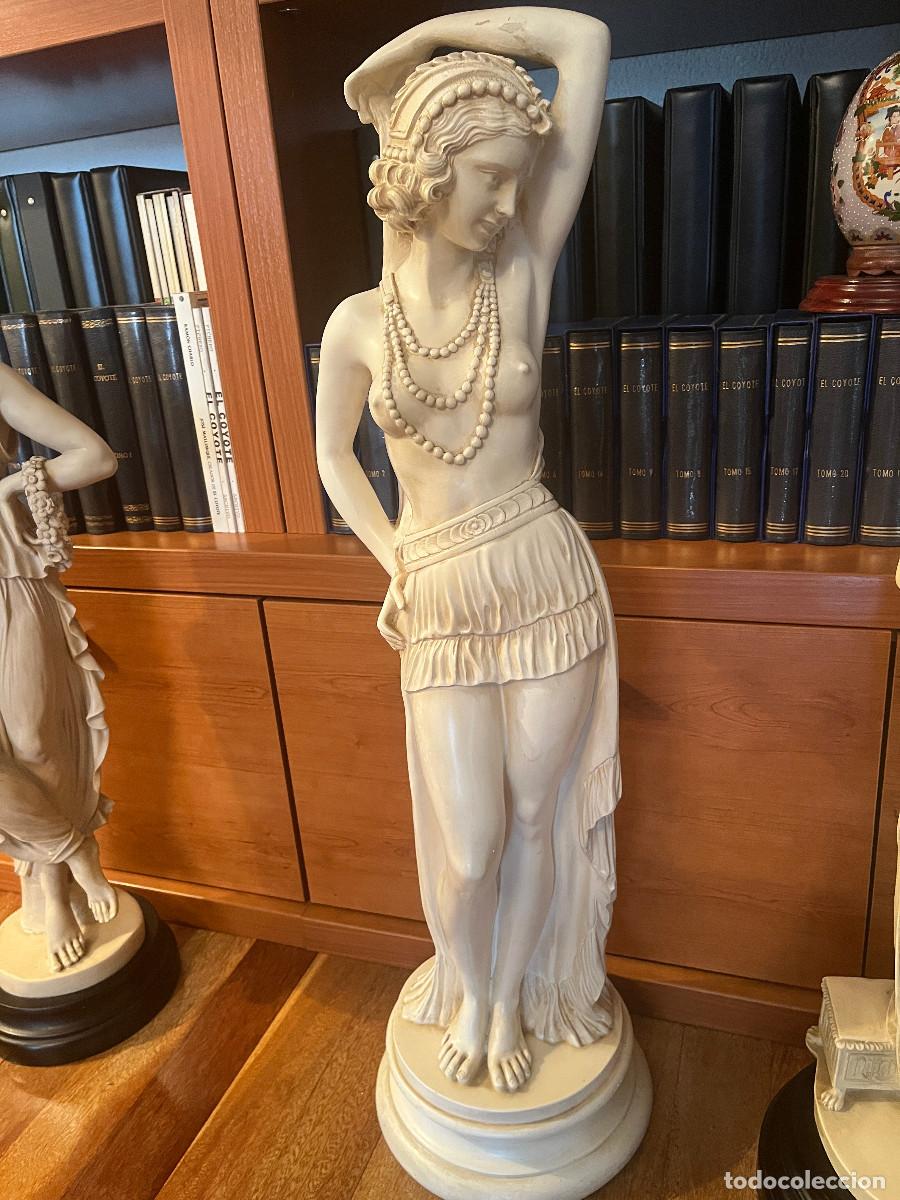 Arte: Figura cl&aacute;sica femenina con desnudo y tocado
