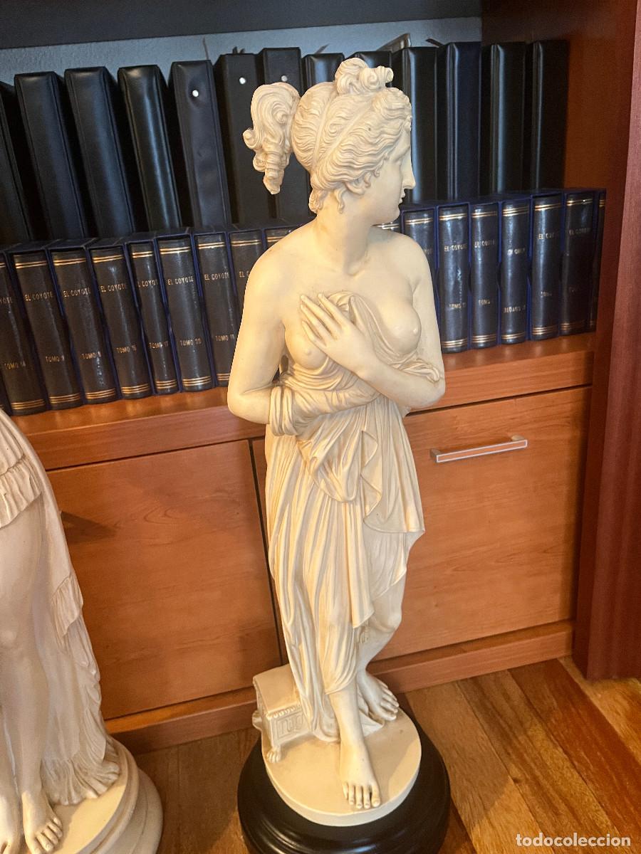 Arte: Figura cl&aacute;sica femenina con vestido y peque&ntilde;o pedestal