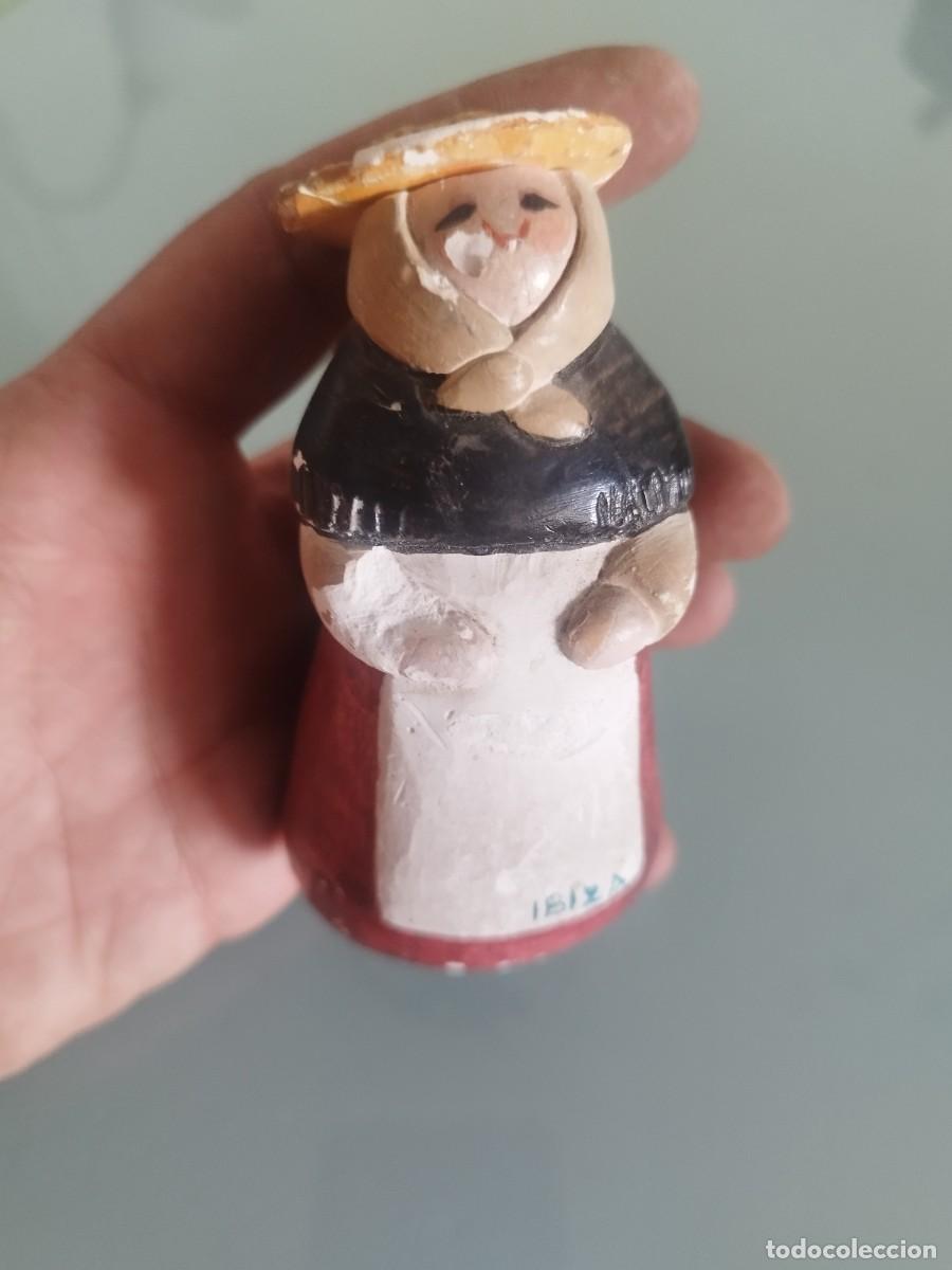 Arte: payesa&rdquo; ibicenca, una mujer vestida con el traje tradicional de Ibiza. De yeso, a restaurar.