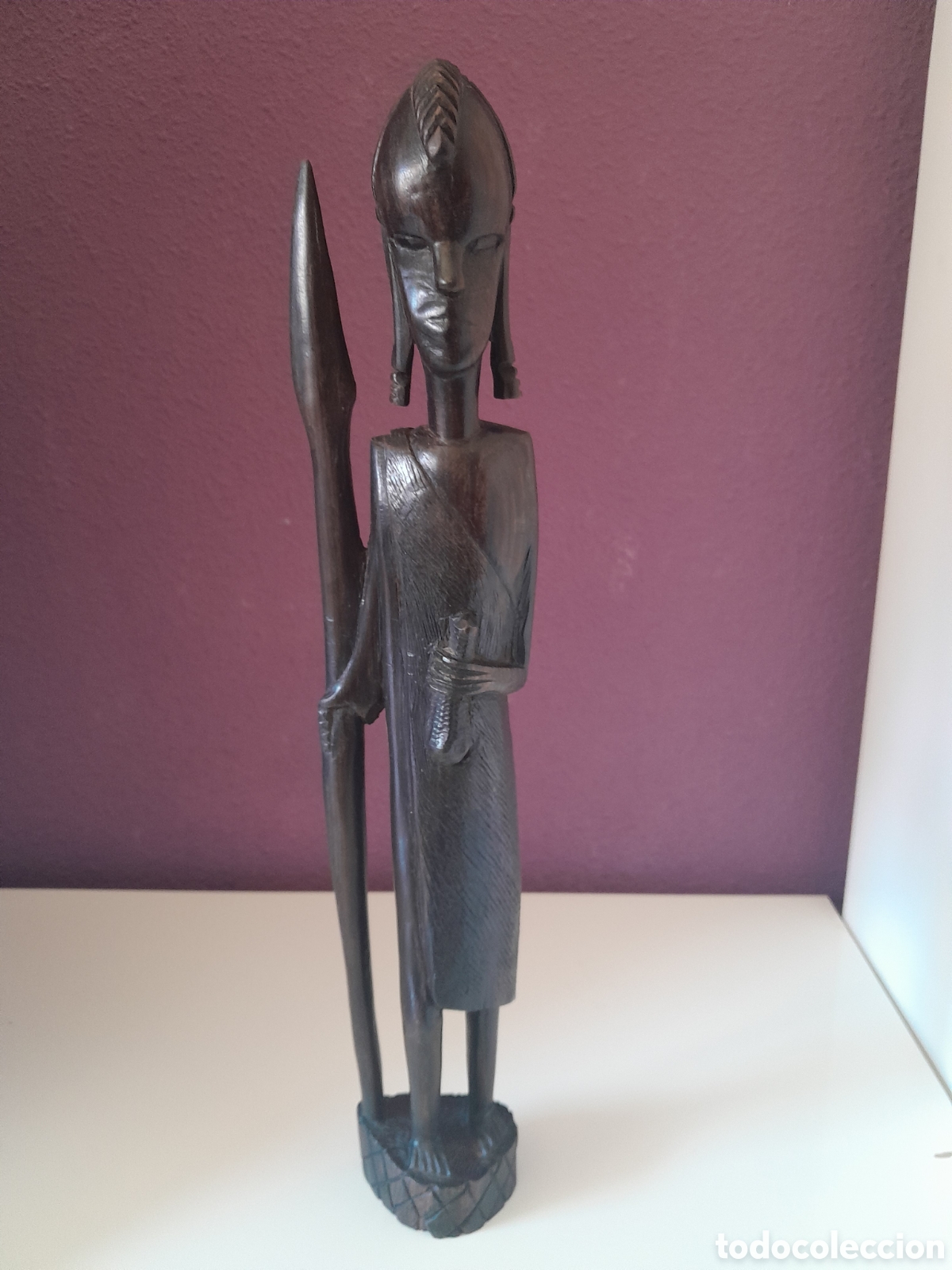 Arte: -Figura de guerrero en madera de arte trivial africano.