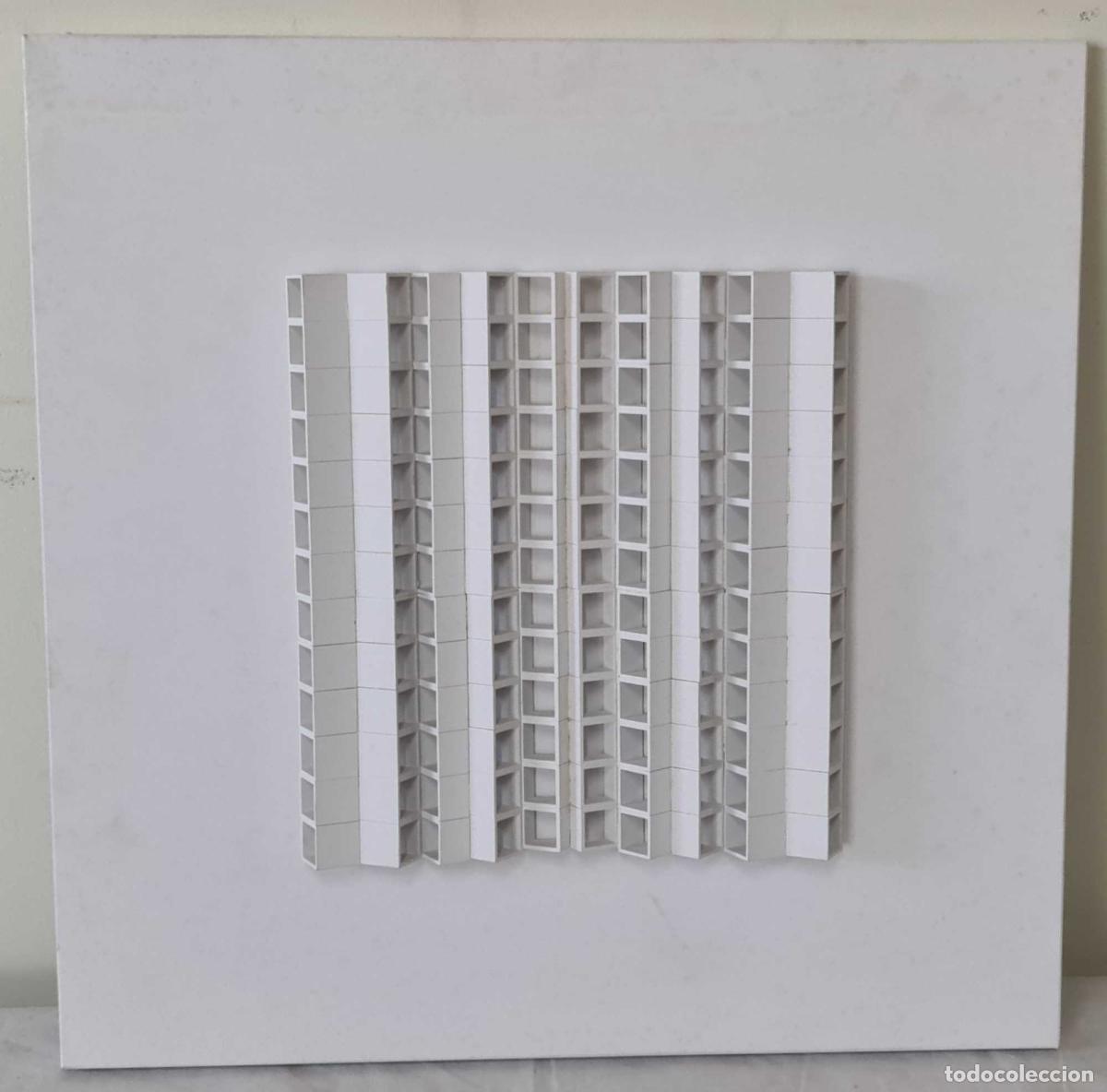 Arte: JOSEP NAVARRO. ESCULTURA MODULAR OSCILANTE. METAL ESMALTADO. DISFORM. 1974.