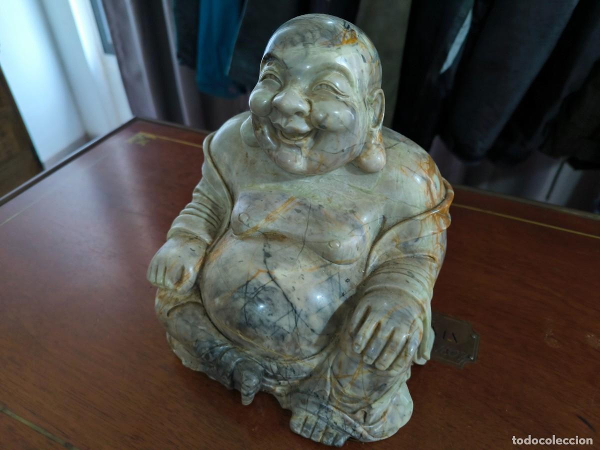 Arte: Buda oriental tallado en bloque de m&aacute;rmol veteado