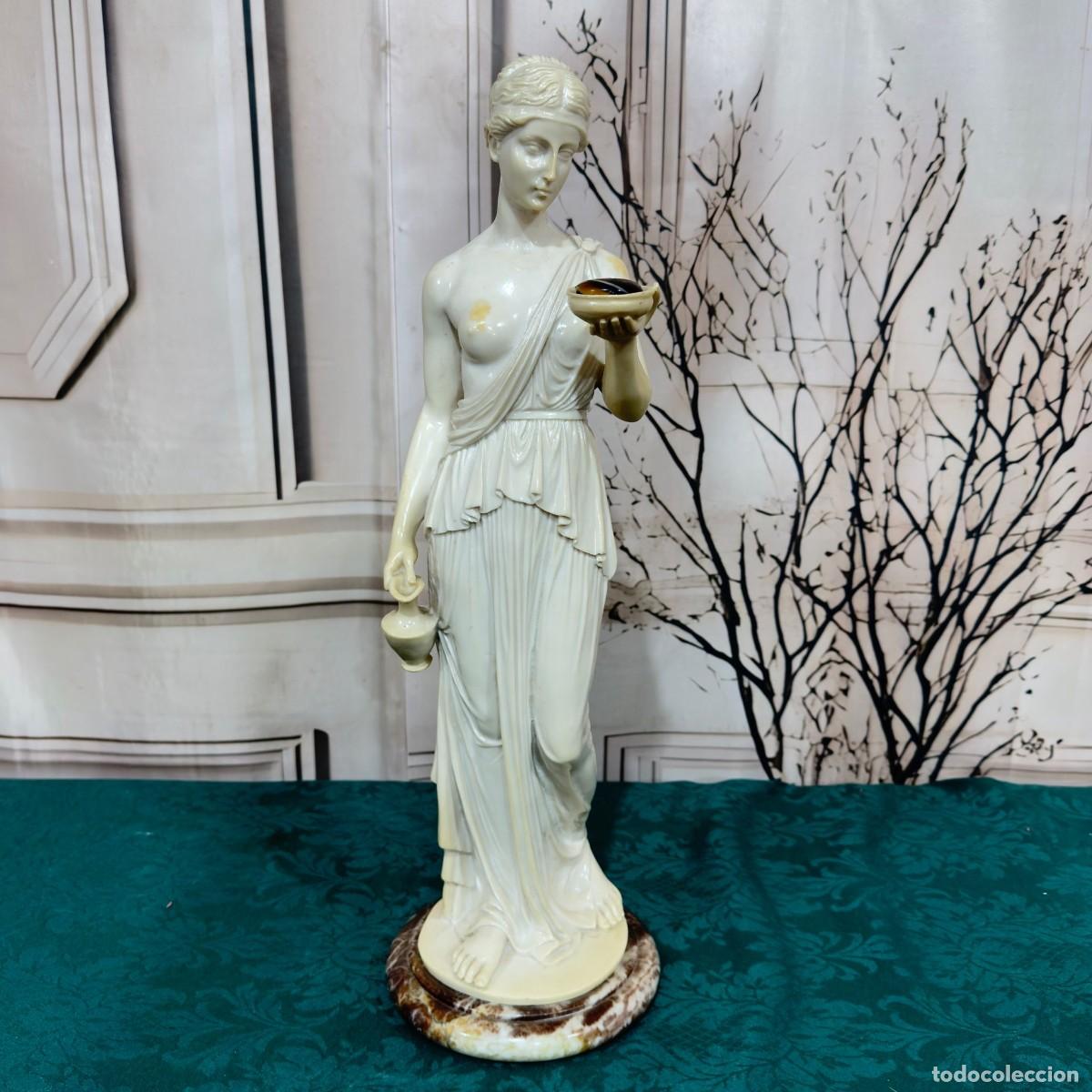 Arte: Escultura representa a Hebe, la diosa griega de la juventud, sosteniendo un taz&oacute;n y una jarra
