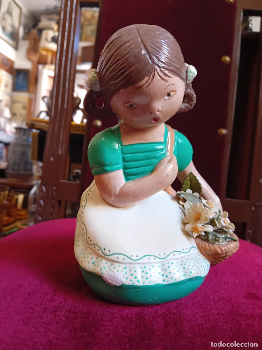 Arte: Ni&ntilde;a con cesta con flores de cer&aacute;mica d&eacute;cada de los 80