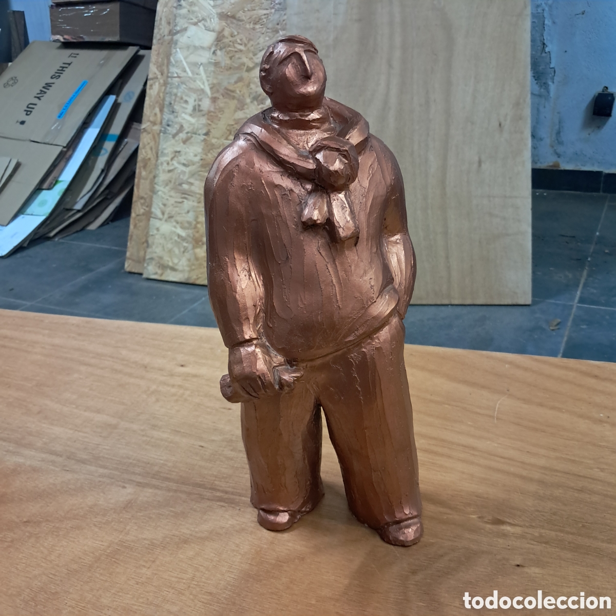 Arte: Figura en cer&aacute;mica con tono rojizo, 40 cm