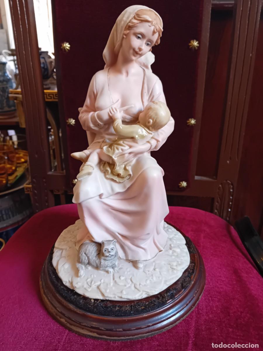 Art: Mujer dando de mamar a un ni&ntilde;o realizado en marmolina, r&eacute;plica de Giuseppe Armani