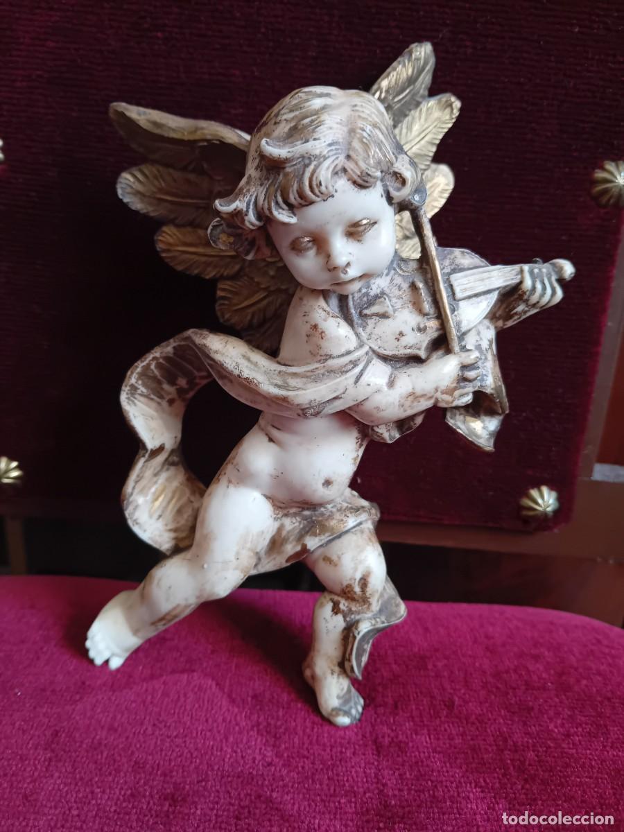 Arte: &Aacute;ngel m&uacute;sico con viol&iacute;n realizado en pasta sint&eacute;tica