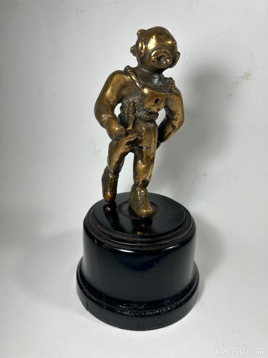 Arte: ESCULTURA DE BUZO CON ESCAFRANDA DE BRONCE SOBRE PEANA