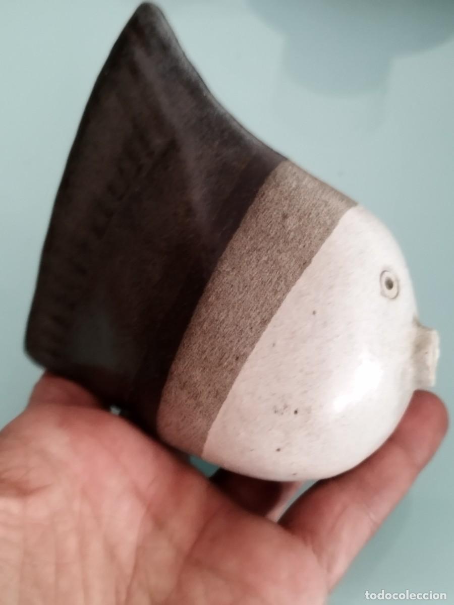 Arte: Figura, escultura de un apez en cer&aacute;mica.
